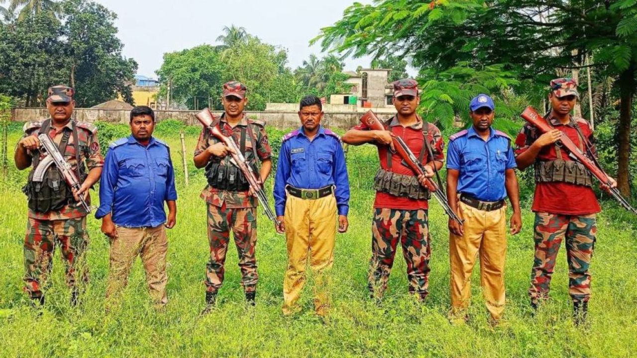 হিলি সীমান্তে পুশ-ইন ঠেকাতে বিজিবির সাথে গ্রামপুলিশের যৌথ টহল