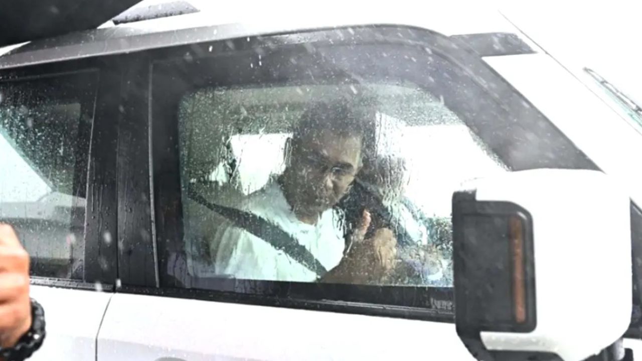 নিজেই গাড়ি চালিয়ে পিএমখালীতে প্রধানমন্ত্রী তারেক রহমান