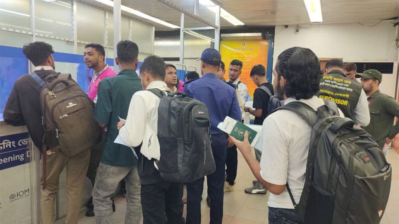 কম্বোডিয়ার সাইবার স্ক্যাম সেন্টার থেকে উদ্ধার আরও ৫৪ জন দেশে ফিরেছেন