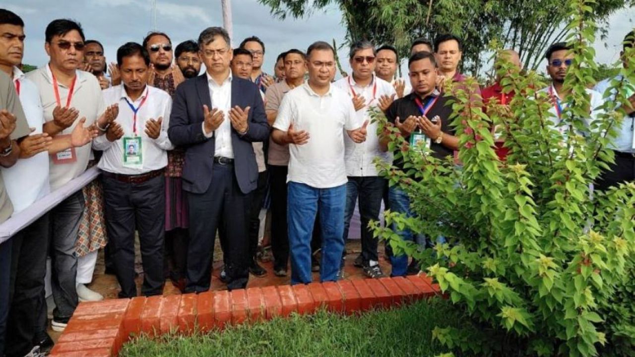 শহীদ ওয়াসিমের কবর জিয়ারত করলেন প্রধানমন্ত্রী তারেক রহমান
