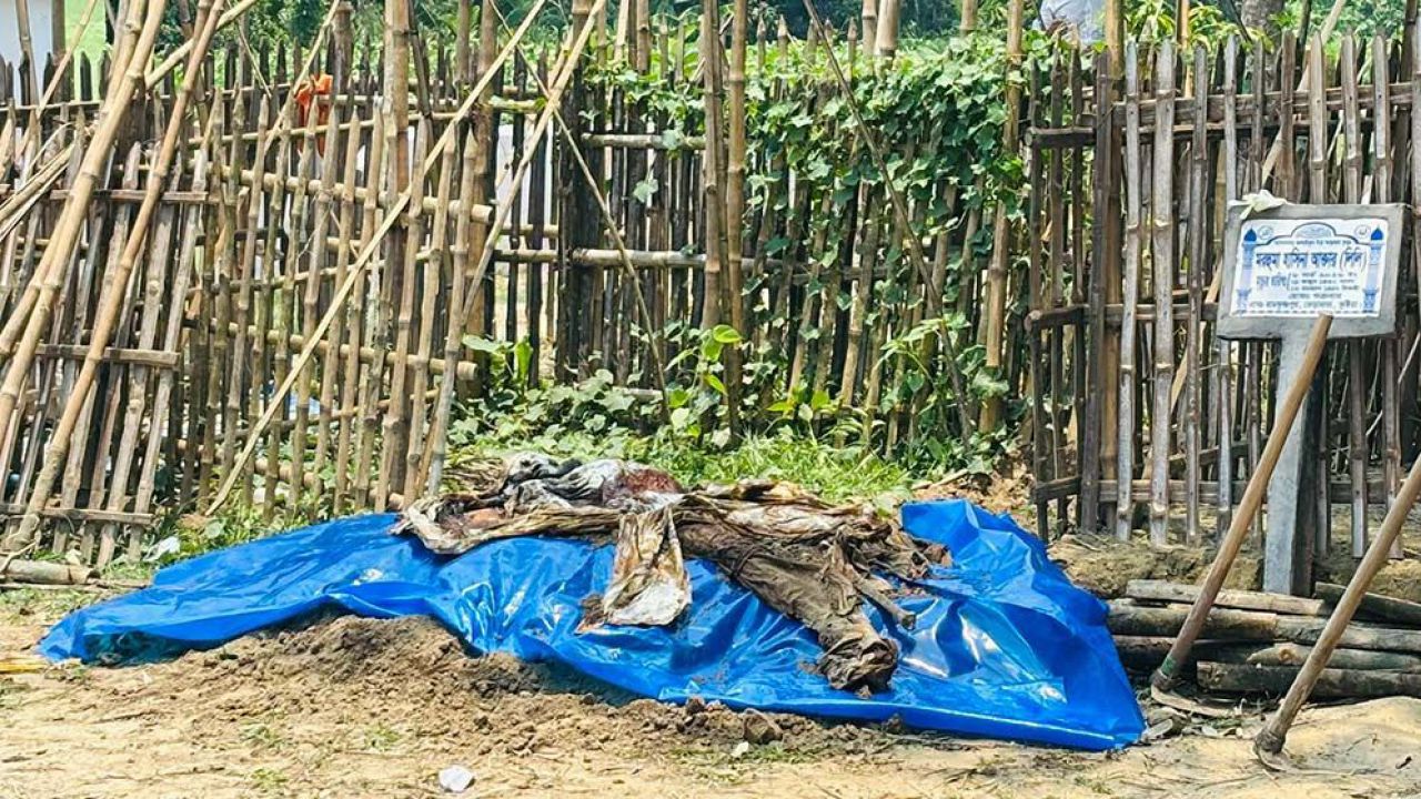 কুষ্টিয়ায় কবর থেকে গৃহবধূর লাশ উত্তোলন