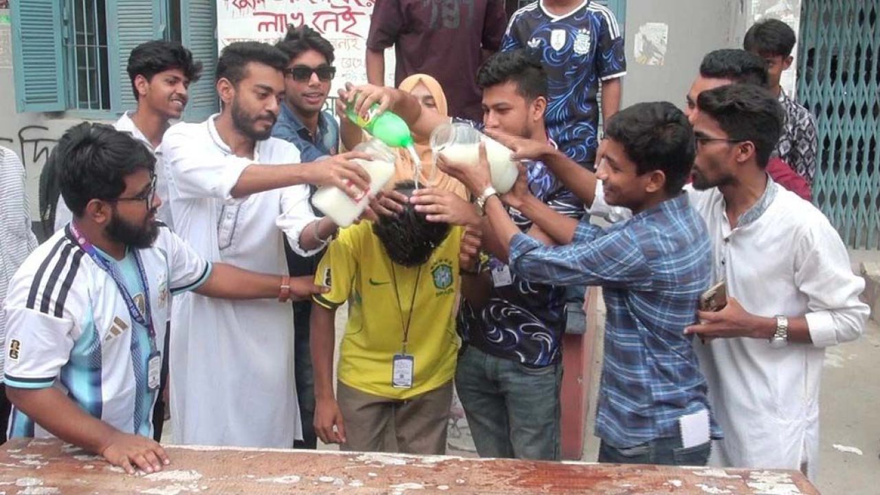 বান্ধবীর কথায় দুধ দিয়ে গোসল করে আর্জেন্টিনা সমর্থক