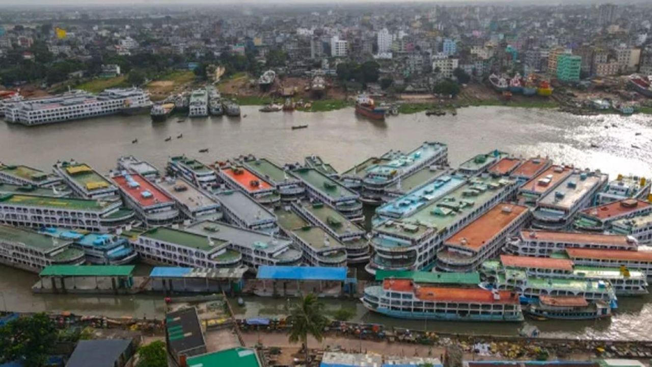 লঞ্চ শ্রমিকদের কষ্টের জীবনে বিশ্বকাপ এক টুকরো আনন্দ