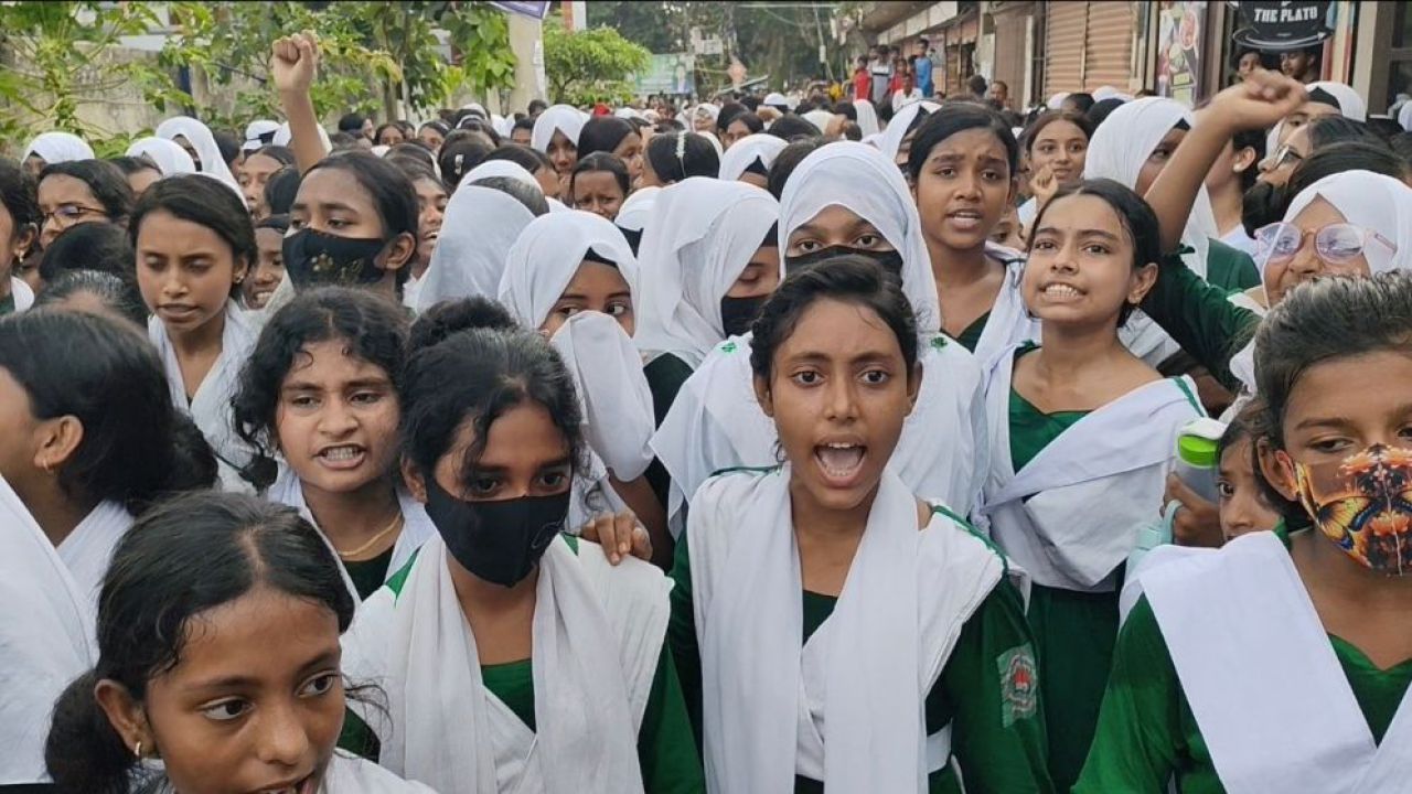 শিক্ষকের বিরুদ্ধে ছাত্রীদের শ্লীলতাহানির অভিযোগে বিক্ষোভ