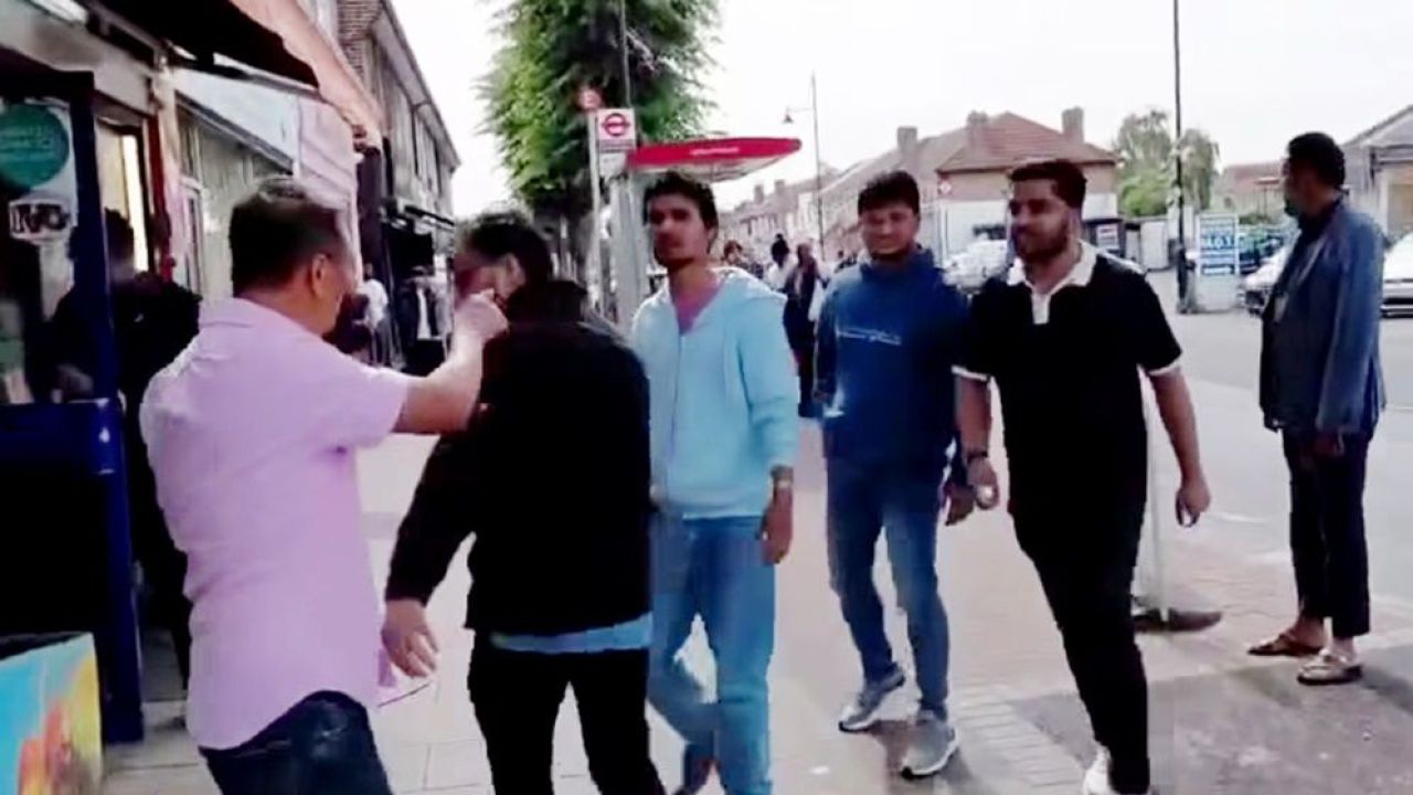 লন্ডনে হাসনাত আবদুল্লাহর সভাস্থল ঘিরে আওয়ামী লীগের বিক্ষোভ ও ডিম নিক্ষেপ