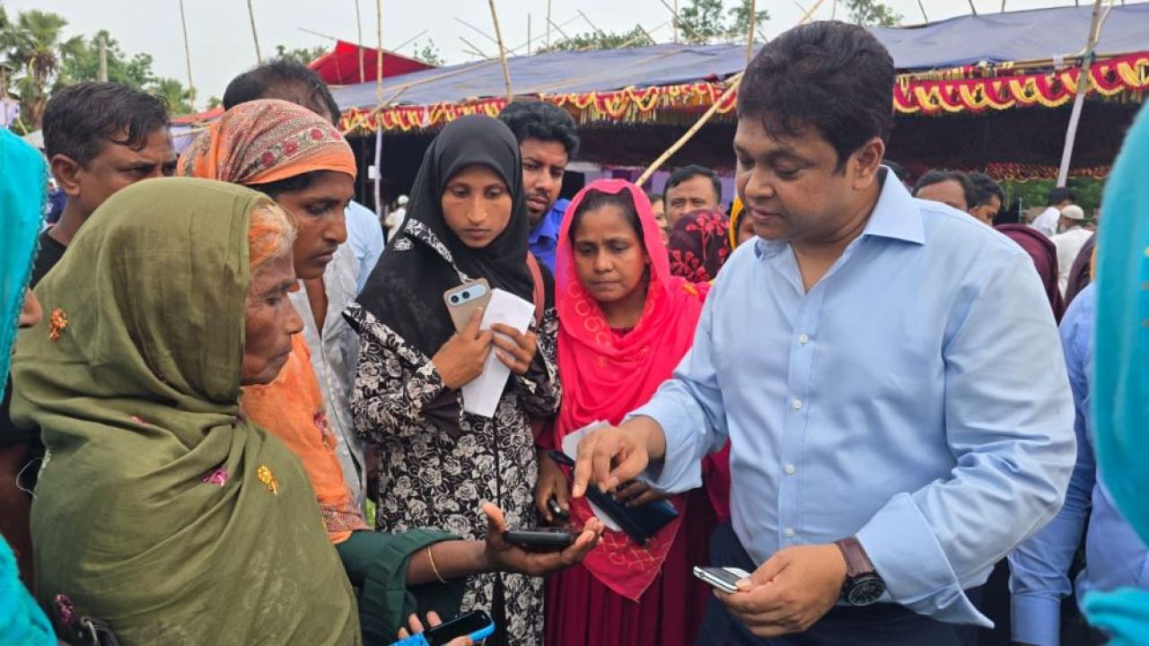 ফ্যামিলি কার্ডে হাসছেন বদনীভাঙ্গার প্রান্তিক নারীরা