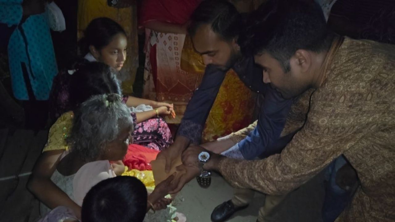 খালে ভেসে যাওয়া বৃদ্ধাকে বাঁচাল শিশু মারিয়া