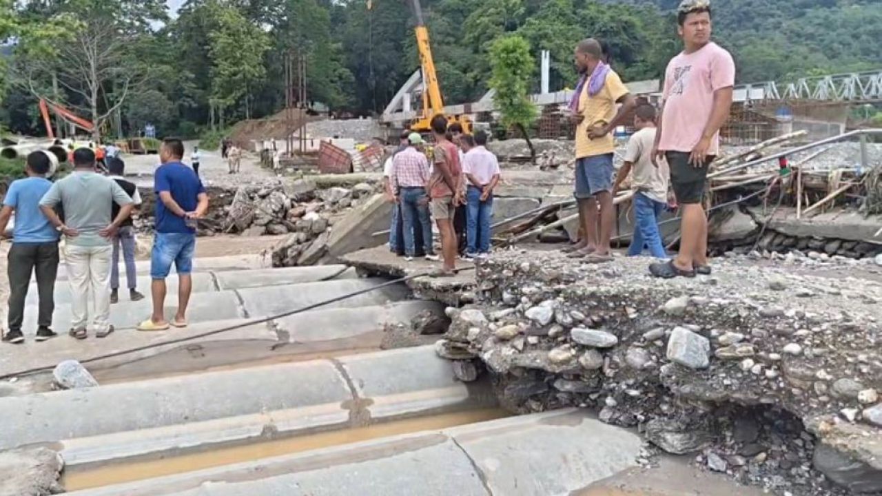 ভারী বর্ষণে বিপর্যস্ত পশ্চিমবঙ্গের উত্তরবঙ্গ: একাধিক সড়ক ও সেতু যোগাযোগ বিচ্ছিন্ন