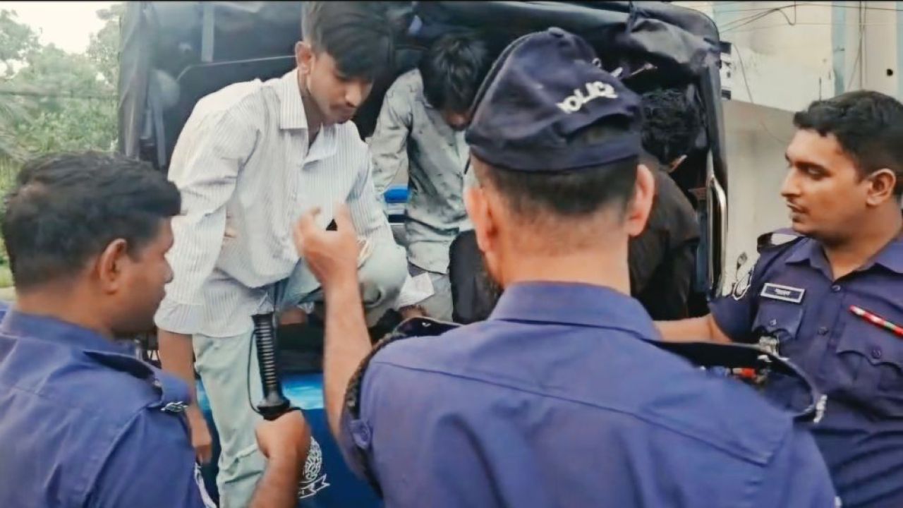 সাভারে মিছিলের প্রস্তুতিকালে ব্যানারসহ আওয়ামী লীগের ৬ নেতাকর্মী আটক