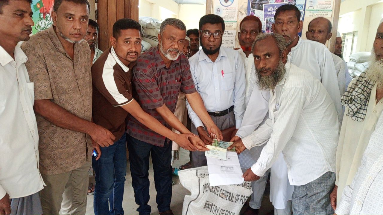 কিশোরগঞ্জে আগাম বন্যায় ক্ষতিগ্রস্ত কৃষকদের মধ্যে সরকারি সহায়তা প্রদান