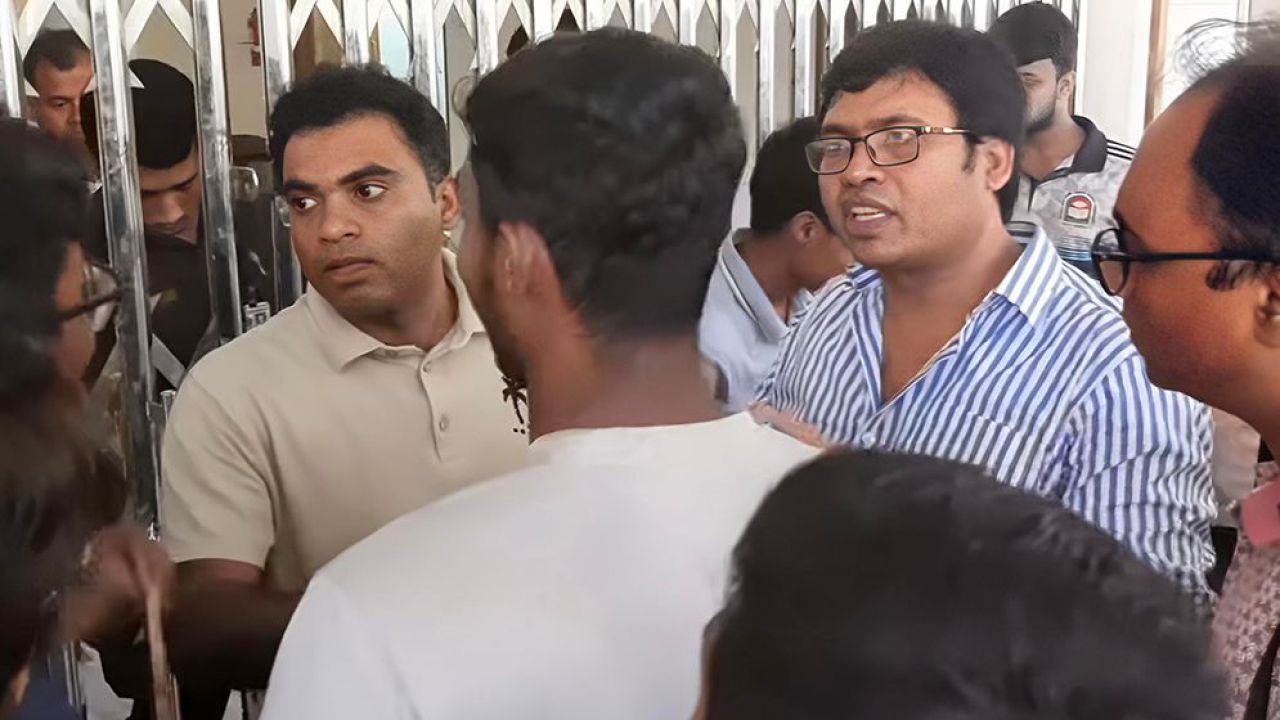 সিনিয়র শিক্ষার্থীর ওপর হামলার বিচার দাবিতে জাককানইবিতে প্রশাসনিক ভবনে তালা