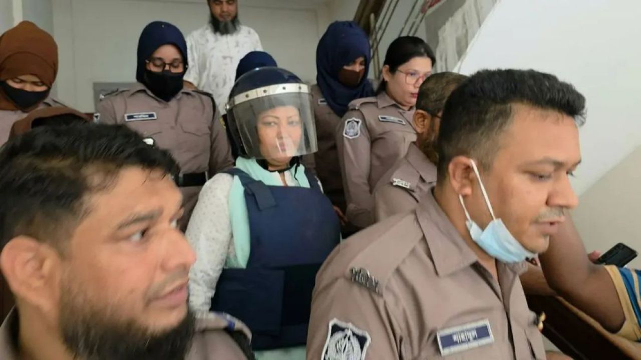 মিরপুরে হত্যাচেষ্টা মামলায় কণ্ঠশিল্পী ও সাবেক এমপি মমতাজকে গ্রেফতার প্রদর্শন