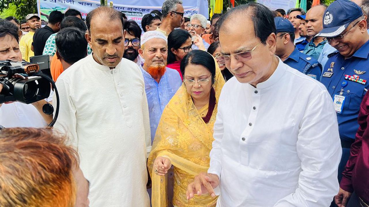 সাটুরিয়ায় দুই মন্ত্রীর উপস্থিতিতে খাল পুনঃখনন প্রকল্পের বৃক্ষরোপণ কর্মসূচি উদ্বোধন