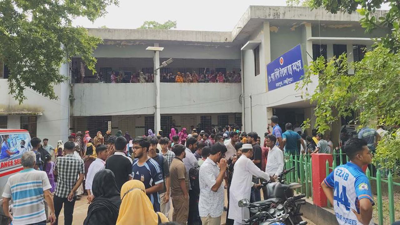 মা-বোনসহ ঢাবি ছাত্রীকে কুপিয়ে হত্যা, গণপিটুনিতে ঘাতকের মৃত্যু