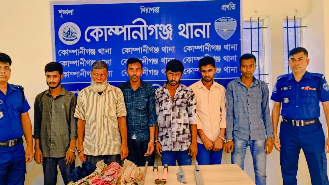 প্রাইভেটকারে রামদা-চাপাতি-কাটার, কোম্পানীগঞ্জে আটক ৬