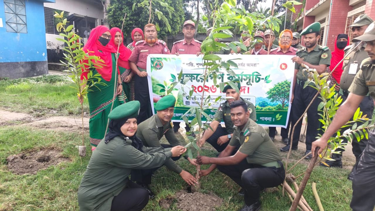 ভাতাভোগী ও সঞ্জীবন প্রকল্পের আনসার ও ভিডিপি সদস্য-সদস্যাদের মাঝে ফলজ ও ঔষধি গাছের চাঁরা বিতরণ