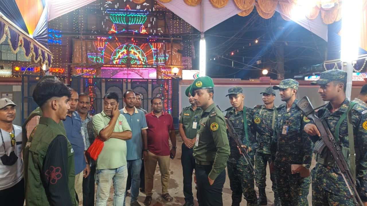রাতে পূজামণ্ডপে নিরাপত্তা নিশ্চিত করতে পূজামন্ডপ পরিদর্শন করেন মো: মাহবুবুর রহমান সরকার, জেলা কমান্ড্যান্ট, পাবনা