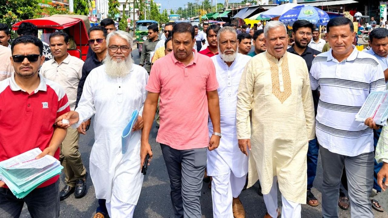 জ্বালানি ও নিত্যপণ্যের দাম নিয়ে প্রচারপত্র বিতরণ করলেন এমপি শাহজাহান